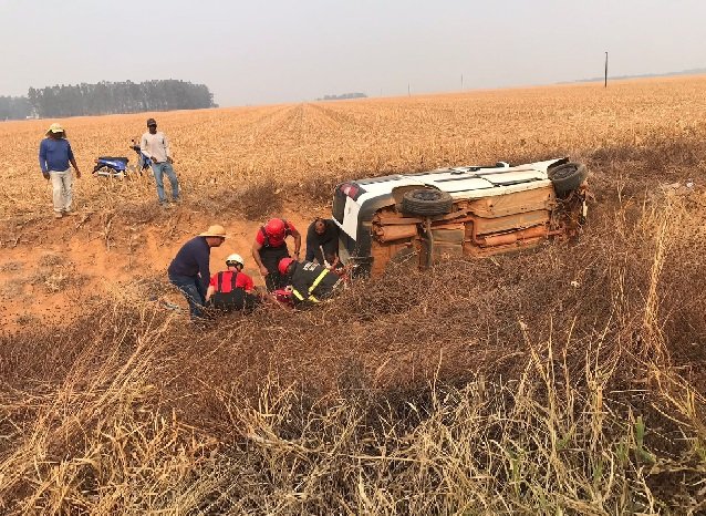 Homem sofre acidente de carro e fica sete horas preso às ferragens em zona rural de MT