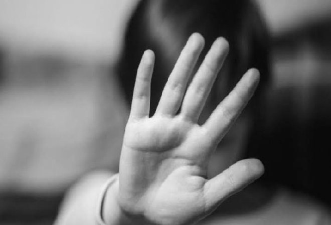 Mãe Segura filha de 11 anos para padastro cometer abuso sexual