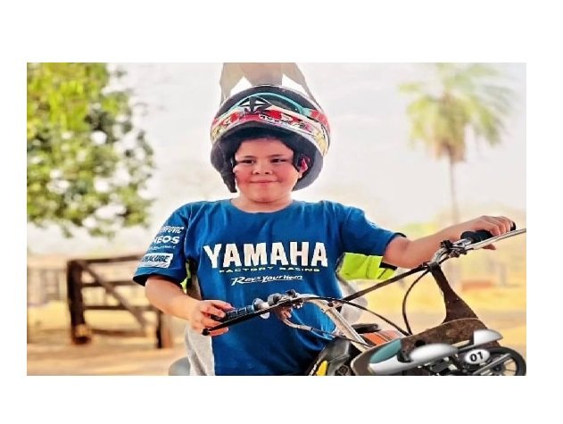 Menino de 10 anos morre após bater moto contra caminhonete