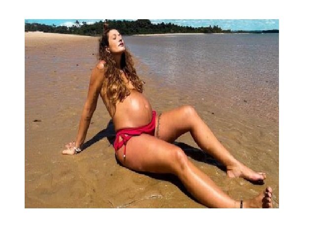 Grávida, Gabriela Pugliesi faz topless na praia