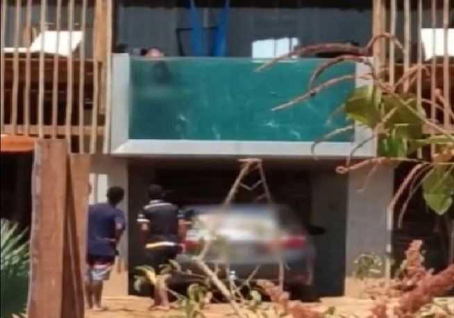 Casal é flagrado fazendo sexo em piscina transparente em pousada de frente para praia
