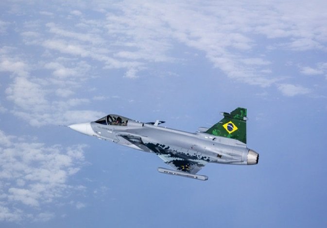 Brasil recebe dois novos caças Gripen fabricados na Suécia