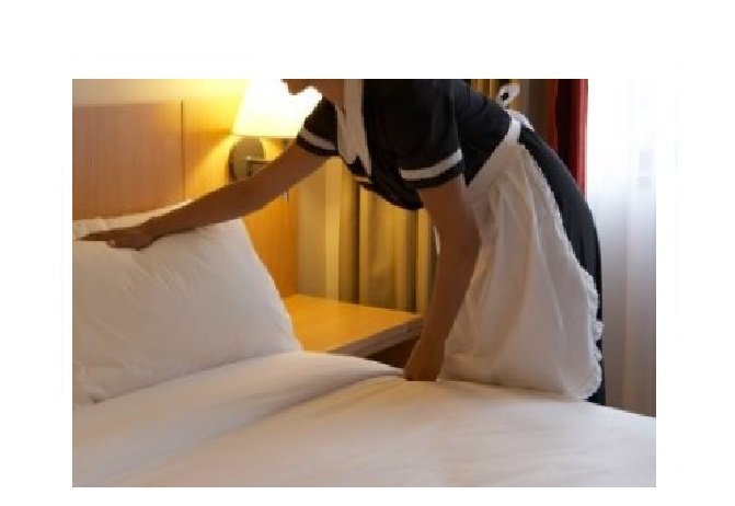 Em hotel, tarado chama camareira no quarto e a recebe totalmente nu