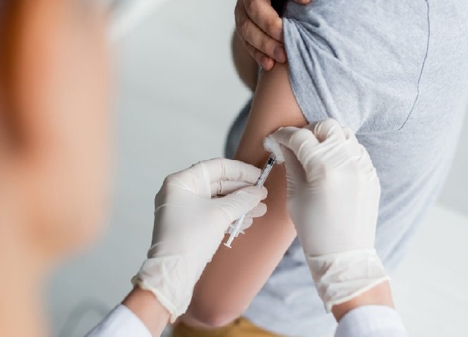 Vacinas contra a Covid alteram ciclo menstrual temporariamente, conclui estudo