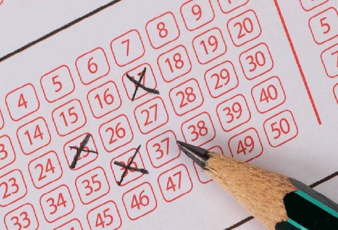 Homem aposta o mesmo número em três bilhetes da loteria e ganha três vezes