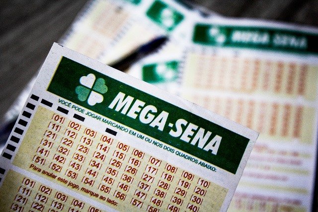 Quanto os R$ 300 milhões da Mega-Sena rendem na poupança?