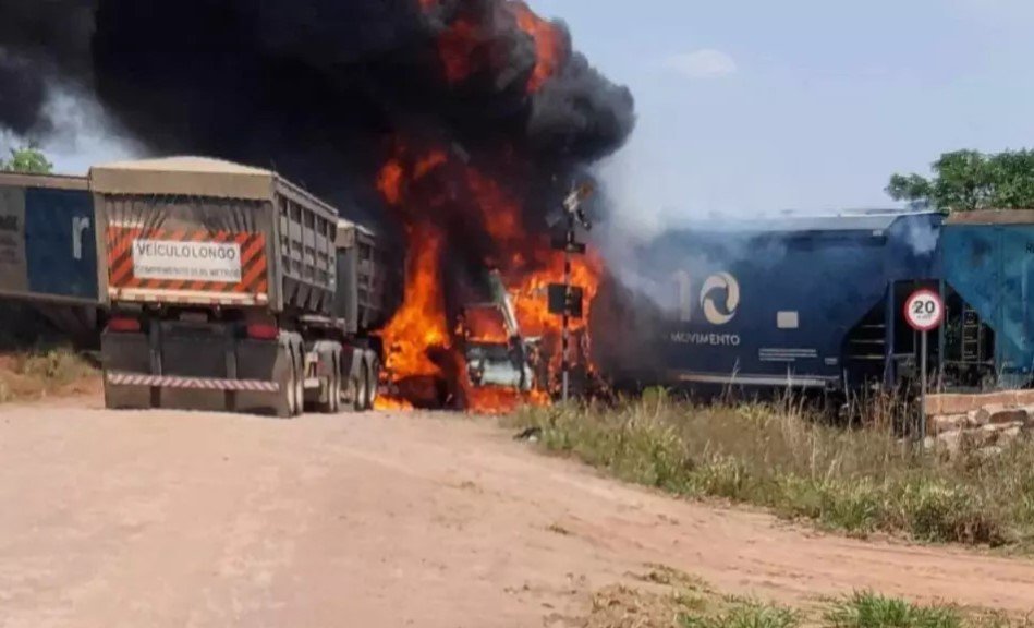 Carreta com calcário é atingida por trem, pega fogo e fumaça assusta moradores