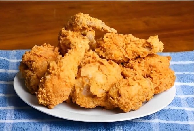 Frango frito americano aqueles que são vendidos em baldes bem temperadinhos e delicioso