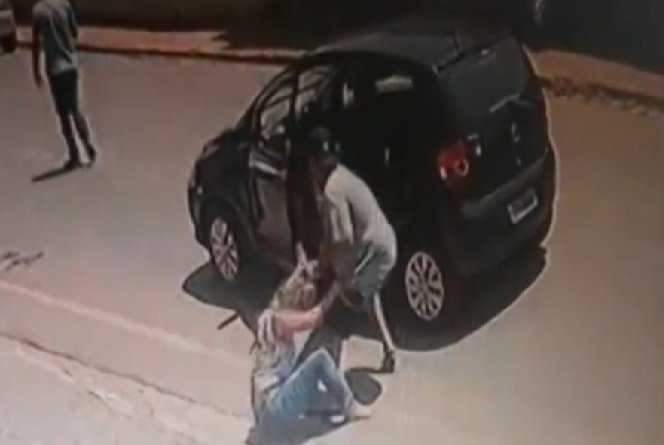 Mulher é atropelada, puxada pelo cabelo e espancada no meio da rua pelo ex-marido