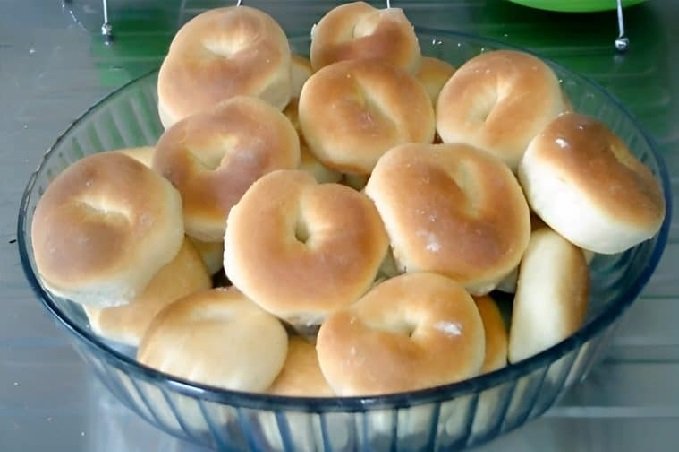 Rosquinha de maisena muito fácil é só misturar os ingredientes modelar e levar ao forno
