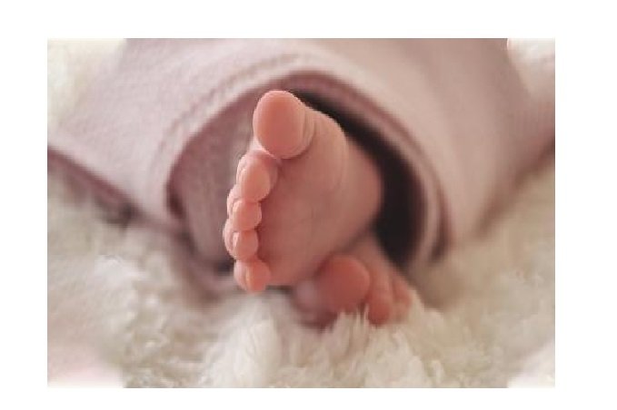 Bebê morre sufocado depois de a mãe adormecer amamentando