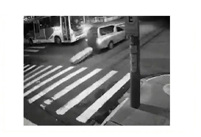 Caixão com corpo dentro cai no meio da rua