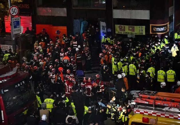 Cerca de 146 pessoas morrem após multidão ser esmagada em Halloween