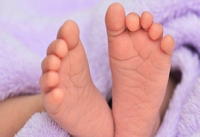 Bebê é abandonado dentro de saco de lixo e encontrado com vida