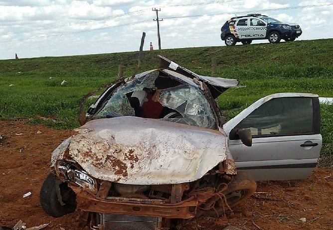 Passageiro de picape morre e motorista fica ferido após capotamento