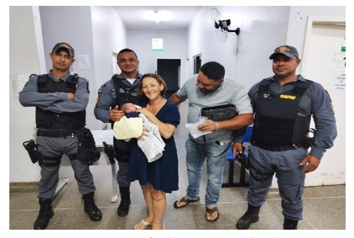 Policiais militares salvam recém-nascido engasgado com leite materno
