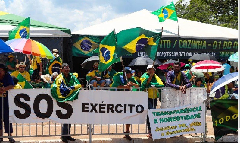 Raio atinge pessoas onde apoiadores de Bolsonaro nos arredores se aglomeram no DF
