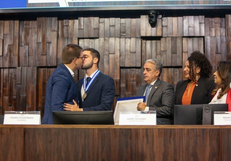 Repórter da Globo beija o marido ao ser homenageado pelo Estado do RJ
