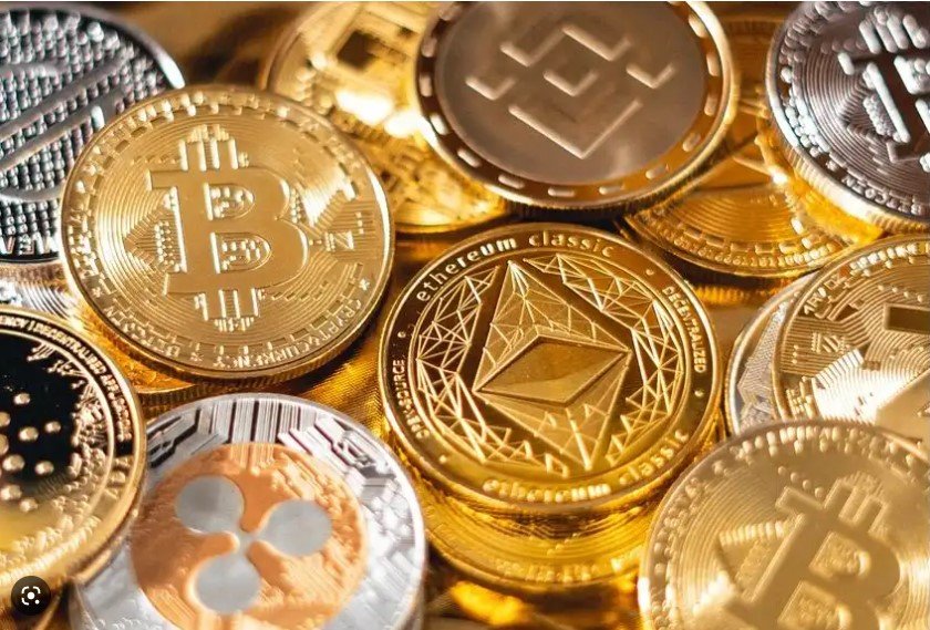 Altcoins roubam a cena no aniversário do Bitcoin e sobem dois dígitos