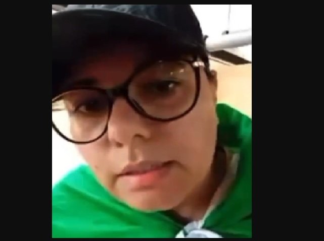Mulher chora ao ser retirada de acampamento; “Exército nos entregou”