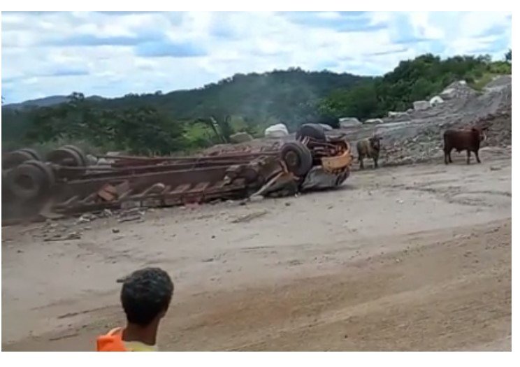 Caminhão com bois tomba e motorista é resgatado na Serra de São Vicente MT