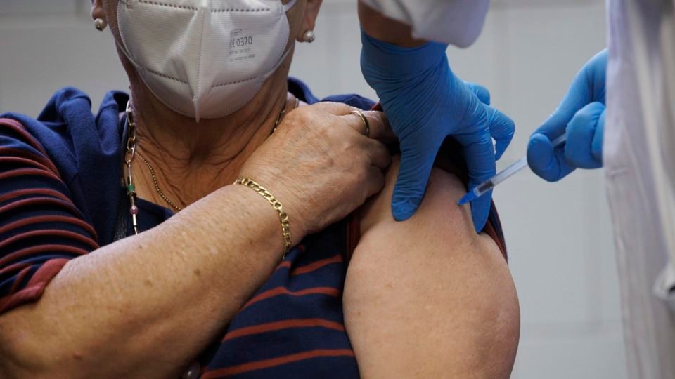 Dose bivalente contra Covid pode estar associada a risco de "derrame" cerebral, informam CDC e FDA