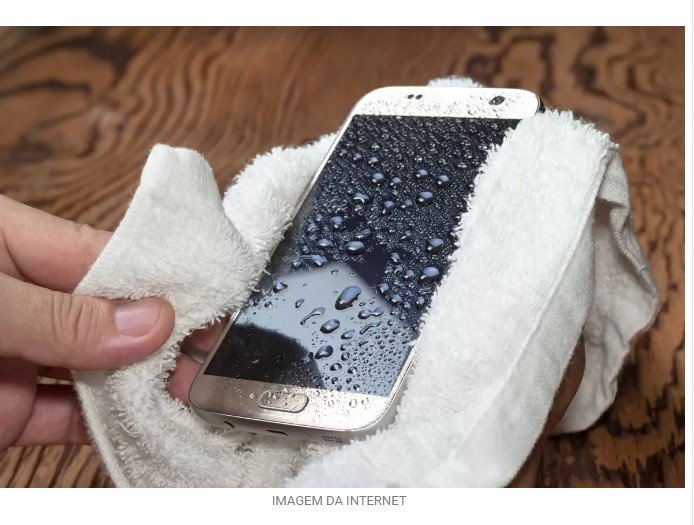 O QUE FAZER E O QUE NÃO FAZER SE O CELULAR CAIR NA ÁGUA