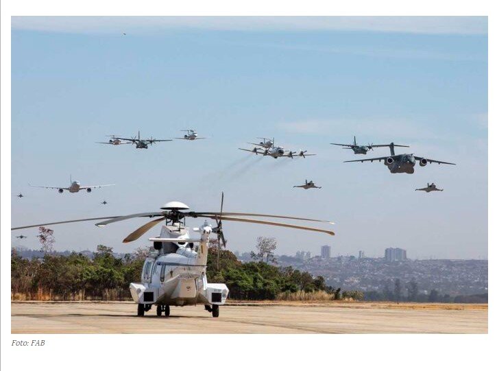 Com desfile aéreo de múltiplos aviões, FAB homenageia Alberto Santos Dumont em solenidade