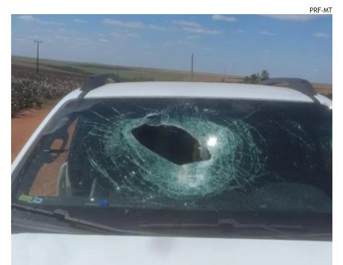 Peça se solta de caminhão e mata menino do carro de trás
