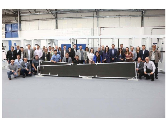 Embraer e Eve comemoram o primeiro material laminado de fibra de carbono produzido para seus eVTOL