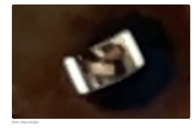 Homem acusa namorada de traição após analisar reflexo do celular no olho dela