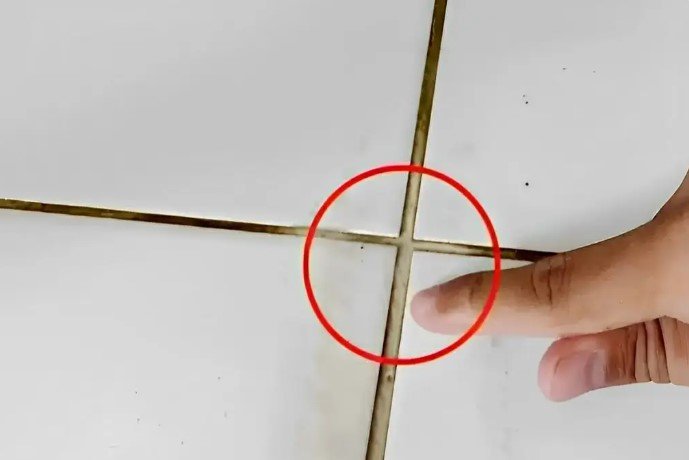 Misturei detergente e mais 2 ingredientes e fiz a poderosa misturinha japonesa para limpar rejuntes
