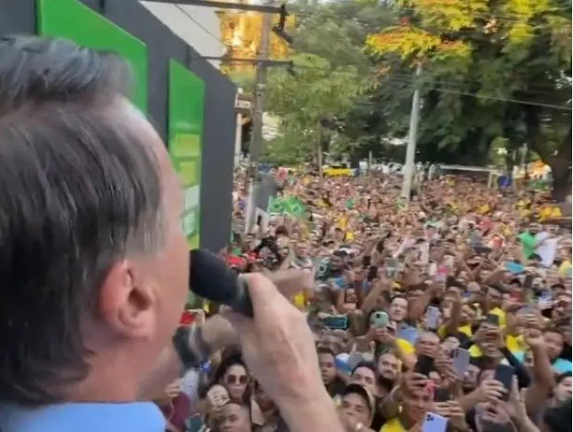 'Se Deus quiser, no futuro voltaremos', discursa Bolsonaro para multidão em Fortaleza
