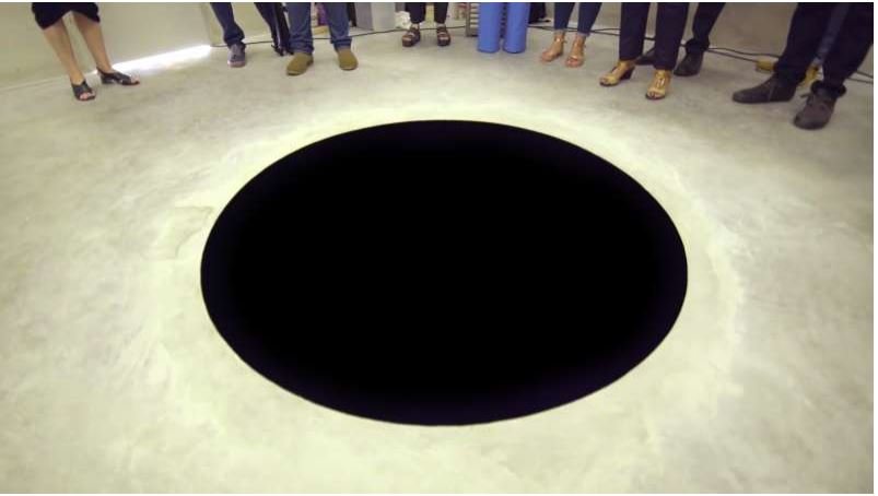 Visitante de museu cai em buraco negro no chão que parecia uma pintura de desenho animado