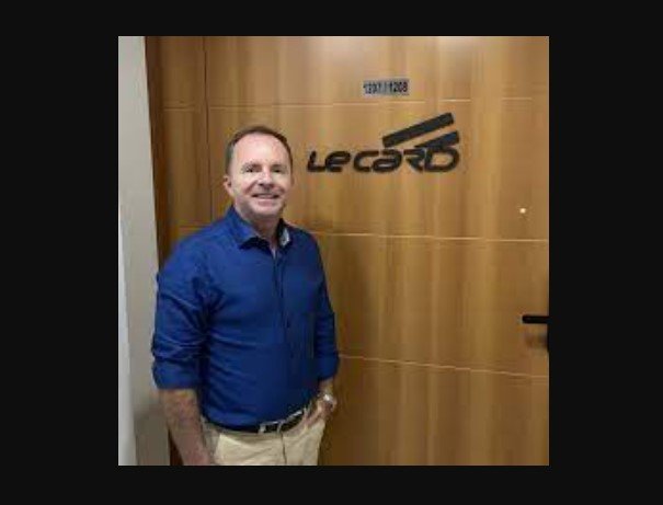 BRASILEIRO CRIA O PRIMEIRO CARRO ELÉTRICO NACIONAL COM DESIGN PRÓPRIO, QUE ENTRARÁ EM TESTES PARA SER VENDIDO AINDA EM 2024