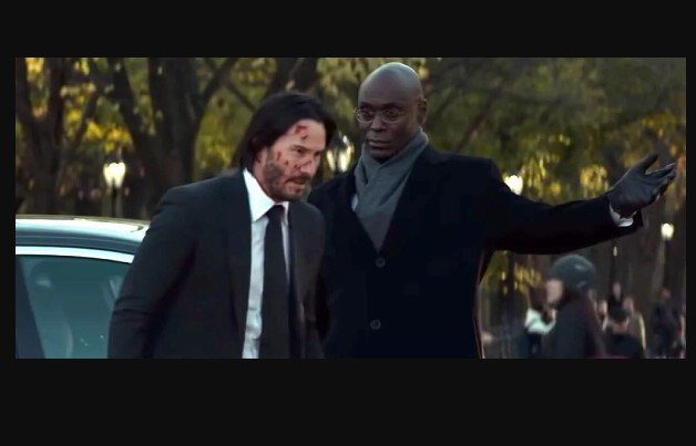 Keanu Reeves se emociona ao receber prêmio em homenagem a Lance Reddick