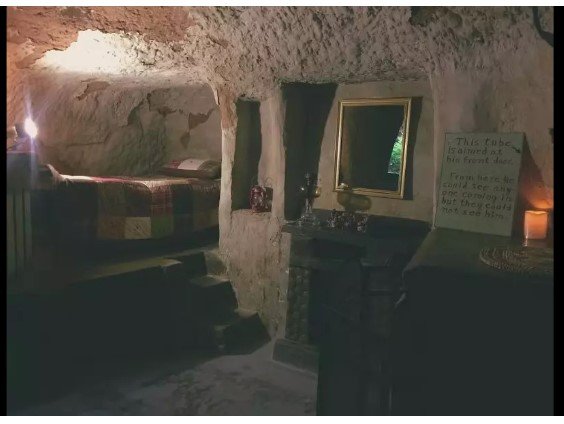 FOTOS: Homem passa 40 anos construindo casa subterrânea em caverna para fugir do calor