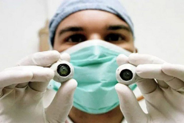Após 1º transplante de córnea artificial, cego volta a enxergar