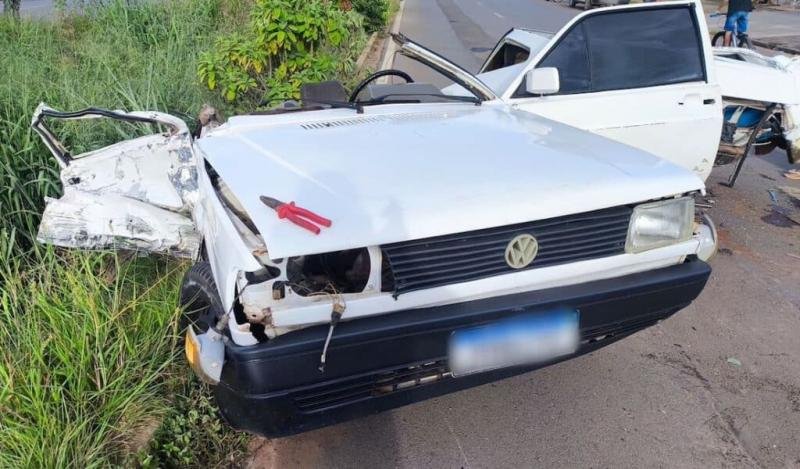 Carro parte ao meio após colidir com caminhonete em MT. (Fotos)