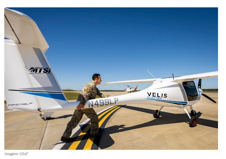 Pilotos de teste da Força Aérea dos EUA voam com 1ª aeronave elétrica com certificação de tipo do mundo