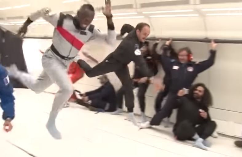 USAIN BOLT É O HOMEM MAIS RÁPIDO DO MUNDO MESMO EM GRAVIDADE ZERO