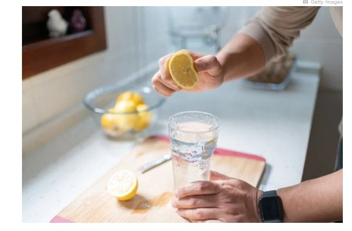 Água com limão: 8 benefícios que o consumo diário oferece à saúde