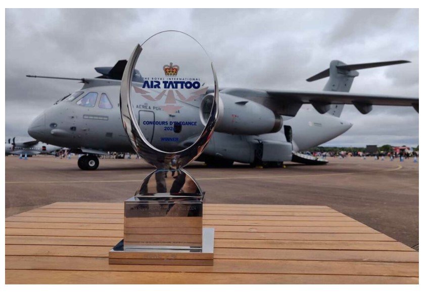 Brasileiro Embraer KC-390 ganha troféu de avião mais elegante em show aéreo militar na Inglaterra