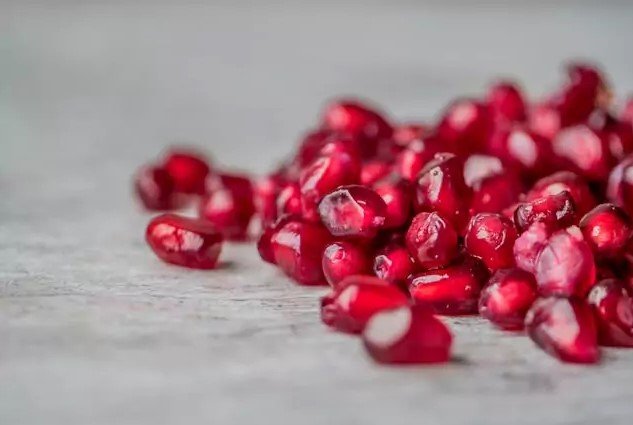 Romã é um fruto nutritivo que traz saúde; veja mais benefícios
