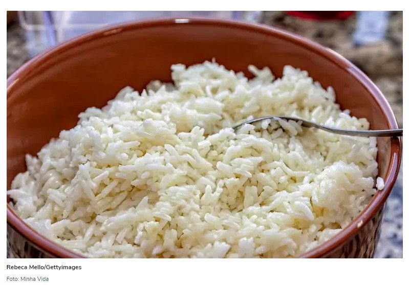 Uma porção de arroz branco tem quase o mesmo efeito que comer açúcar puro, indica Harvard