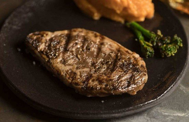 Fazenda israelense fabrica o primeiro bife de lombo sem abate do mundo, com impressora 3 D