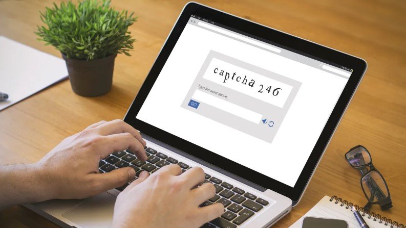 Estudo concluiu algo absurdo sobre CAPTCHAs: são uma forma disfarçada de nos rastrear e gerar lucros imensos para empresas como o Google