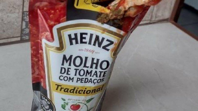 Mulher reclama ter encontrado frango em pacote de molho de tomate; saiba mais