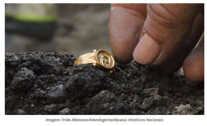 Arqueólogos encontraram anel de ouro de 500 anos com imagem de Jesus