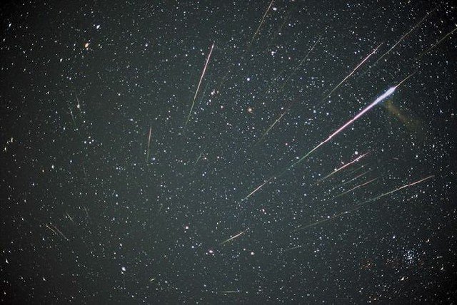 Após 14 anos, pesquisadores descobrem o que está formando uma cauda na Lua